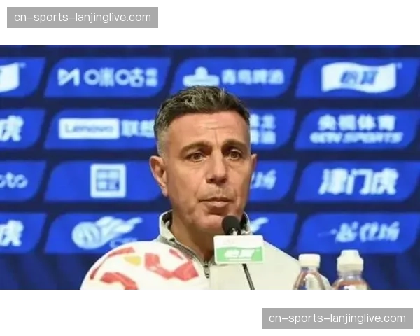 约翰阿洛伊西战术调整 蓉城新帅面临体系重塑挑战